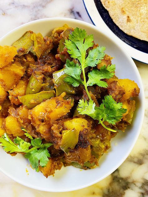 Capsicum Aloo (Green Pepper & Potato) - Spice Spice Baby Peppers And Potatoes, Capsicum Recipes, Easy Weekly Meals, Healthy Popcorn, Green Capsicum, Gluten Free Sides Dishes, Potato Curry, Green Pepper, Green Bell Peppers