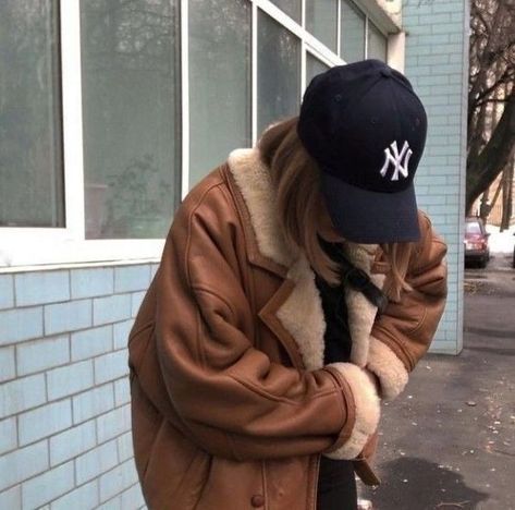 Winter Street Style, Shearling Jacket Women, Winter Street, Sheepskin Jacket, Sheepskin Coat, Coat Outfits, 가을 패션, Girl With Hat, Shearling Jacket