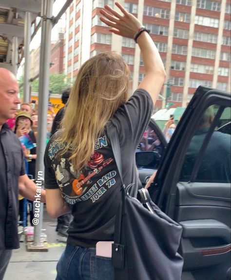 Jodie Comer Paparazzi, Letterboxd Icons, Killing Eve Villanelle, Jodie Comer Killing Eve, Eve Villanelle, Celeb Icons, Jodie Comer, Killing Eve, Hiking Outfit