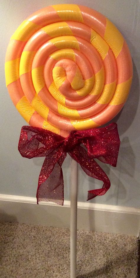 Pool noodle lollipop! Diy Noodles, Pool Noodle Wreath, Giant Lollipops, Outdoor Christmas Diy, Diy Christmas Candy, Christmas Lollipops, Outside Christmas Decorations, Christmas Decorations Outdoor, Valentine Diy