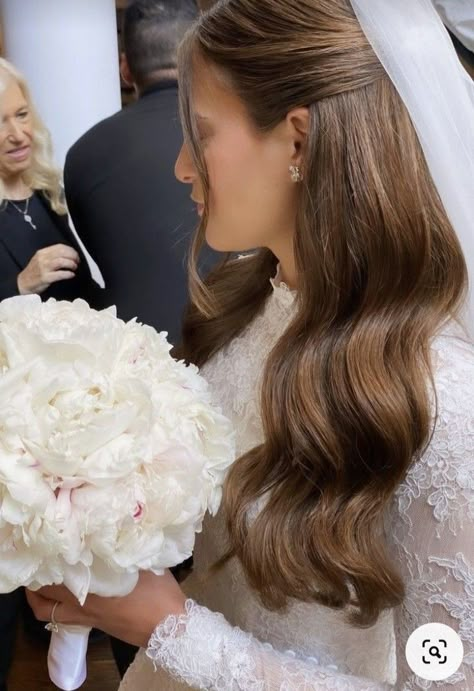 Bridal Long Hair Down With Veil, Bridal Hair 2023 With Veil, Timeless Half Up Half Down Wedding Hair, Old Fashioned Wedding Hair, Medium Brown Wedding Hair, Wedding Hair Elegant Down, Wedding Hairstyles Timeless, Classic Elegant Wedding Hair, Sophisticated Wedding Hairstyles