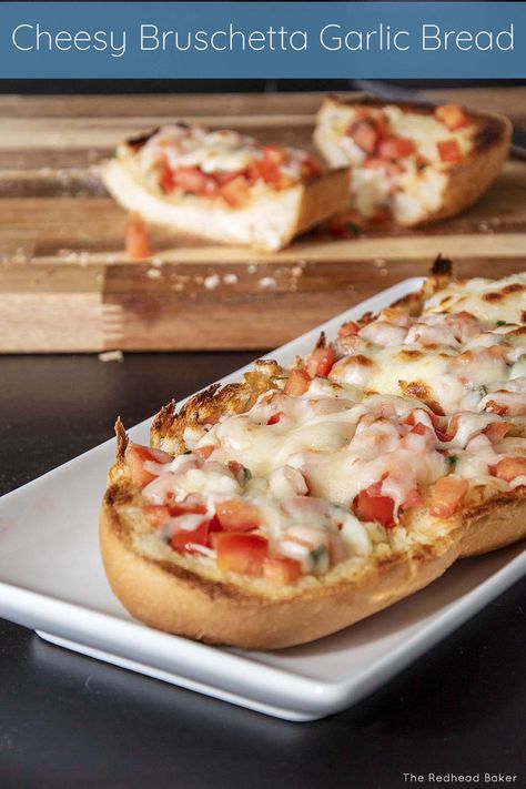 Looking for an easy appetizer for a summer barbecue or picnic? Try this delicious cheesy bruschetta garlic bread loaded with summer tomatoes. Garlic Bread Topping, Cheesy Bruschetta Recipe, Quick Munchies, Bread For Bruschetta, Brushetta Recipes, Bruschetta Bread, Bruschetta Recipes, Recipe Appetizers, Savory Breads