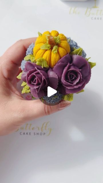 Kirsty on Instagram: "I love our mini pumpkin mould. You can use it with buttercream too!! Just make sure you really force it into the mould and freeze it for at least 20 minutes. Perfect little pumpkin every time 🎃 available to purchase on our website ♥️ #cupcakequeen
#buttercreamcupcakes #cupcakebouquet
#floralpiping #cupcakebouquetsofinstagram 
#buttercreamflowers #cupcakeart
#cupcakesofinstagram #cakedecorating
#floralcake #cupcakes #cupcakedesign
#cakeart #flowerpiping 
#cakedesign #cupcakeoftheday
#cupcake #cakeideas
#cakelove #cakedecorator #cupcakebouquet 
#handpipedflowers #pipingflowers #pipingskills 
#pipedflowers #pipingtutorial #buttercreamflowertutorial 
#cupcaketutorial #cupcakes #fallcupcakes  #autumnalblooms" Autumn Cupcakes Decoration, Fall Floral Cupcakes, Fall Flower Cupcakes, Fall Cupcakes Decoration, Buttercream Flowers Tutorial, Piping Tutorial, Pumpkin Mold, Cupcake Queen, Piping Flowers