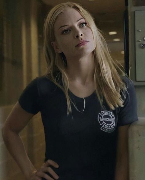 Leslie Shay Chicago Fire, Leslie Shay, Gabriela Dawson, Character Inspiration Girl, Chloe Decker, Lauren German, Nurse Love, Army Life, Chicago Fire