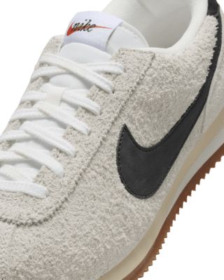 You spoke. We listened. Based on your feedback, we've revamped the original Cortez while maintaining the retro appeal you know and love. Now with a wider toe area and firmer side panels, you can comfortably wear them day in and day out. Plus, reengineered materials help prevent warping or creasing. Cortez fans—this one’s for you. Shown: Summit White/Muslin/Gum Medium Brown/Black Style: FJ2530-102 Nike Cortez Vintage, Cortez Sneakers, Suede Nike, Suede Shoes Women, Vintage Suede, Shoes Socks, Nike Cortez, Sneaker Collection, Nike Outfits