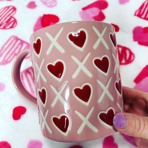 #BeMine, #BeMyValentine, #CandyHearts, #HugsAndKisses, #SecretAdmirer, #SinglesDay, #Sweetheart, #ThatsLove, #Valentine, #Valentines, #ValentinesDay2022, #WhoNeedsAValentine, #WillYouBeMyValentine, #ValentinesDayGiveaway. Valentine Pottery Painting Ideas, Valentines Day Pottery Ideas, Valentines Ceramic Ideas, Valentines Pottery Painting, Valentines Pottery, Valentines Day Mugs, Cookies Valentines, Valentine Designs, Ceramic Hearts