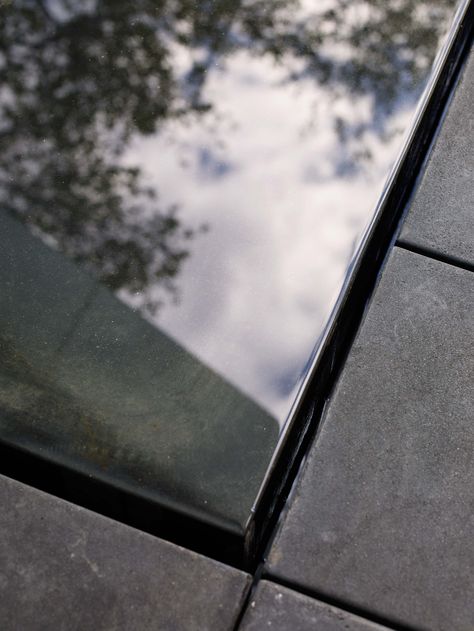 A detail view shows how the reflecting pool, a seamless sheet of water, flows into the hidden fountain vault below. Andrea Cochran, Urban Landscaping, Overflow Pool, Reflection Pool, Pools Design, French Garden Design, Spa Jacuzzi, Water Temple, Indoor Water Features