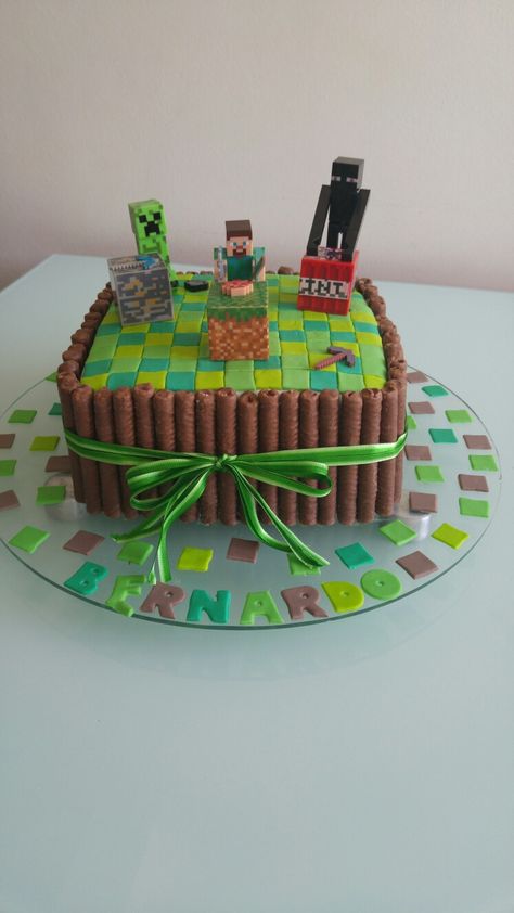 Minecraft cake bolo bsico# Simple Minecraft Cake, Teenage Cake, Diy Minecraft Cake, Noah Crafts, Gaming Cake, Thomas Birthday Cakes, Pastel Minecraft, Diy Minecraft Birthday Party, Cake Minecraft