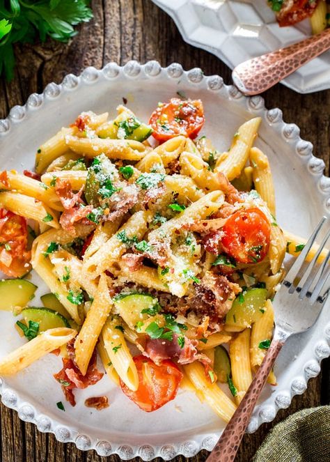 This Penne with Prosciutto, Tomatoes and Zucchini can be on your dinner table in 30 minutes. Crispy bits of prosciutto, zucchini and blistered cherry tomatoes is what makes this penne incredibly delicious. www.jocooks.com #prosciutto March Dinner Recipes, March Dinner Ideas, March Recipes, Tomatoes And Zucchini, Menu Semanal, Penne Pasta Recipes, Dinner Pasta, Chomp Chomp, 30 Minute Dinners