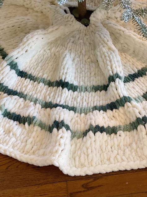 Boho Christmas Tree Skirt Crochet, Hand Knit Tree Skirt, Loop Yarn Christmas Tree Skirt, Christmas Tree Skirt Tutorial, I Love This Yarn Blanket, Finger Knit Tree Skirt, Chunky Knit Christmas Tree Skirt, Chunky Tree Skirt, Christmas Tree Skirt Knitting Pattern