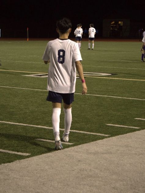 Football Aesthetic Boy, Football Boy Aesthetic, Guy Playing Soccer, High School Soccer Boys, Soccer Boy Aesthetic, Futbol Aesthetic, Max Guevara, Soccer Poses, High School Soccer