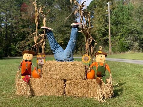 Pumpkin Patch Scarecrow, Fall Yard Displays, Fall Office Decorations, Hay Bale Decorating Ideas, Pumpkin Patch Decoration, Hay Bale Decorations, Fall Photo Props, Outside Fall Decorations, Fall Festival Decorations