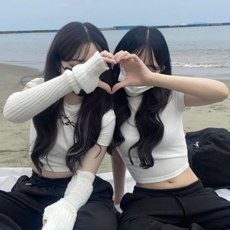 Girl Best Friend, Bff Poses, Korean Best Friends, Photographie Portrait Inspiration, 사진 촬영 포즈, Bff Photoshoot, Friend Poses Photography, Best Friends Aesthetic, Cute Friend Photos