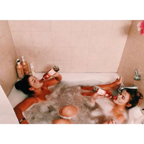 Bathtub Pictures, Bath Photography, Vsco Pictures, Bff Photoshoot, Photoshoot Concept, Friend Photoshoot, Pose Reference Photo, Friend Photos, Friend Pictures