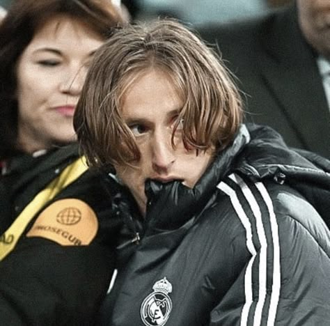 Modric Icon, Handsome Football Players, Modric Real Madrid, Cr7 Football, Soccer Goals, Real Madrid Shirt, Football Wags, Luka Modric, Football Icon