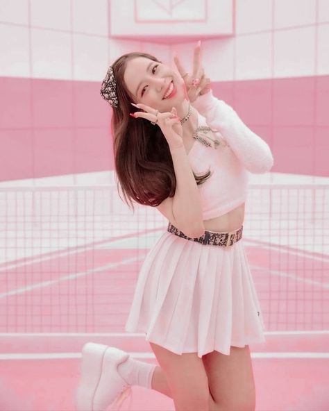 Bollywood Hairstyles, Lisa Blackpink Wallpaper, Blackpink Funny, Jisoo Blackpink, Kim Jisoo, Blackpink Photos, Black Pink Kpop, Blackpink Fashion, Blackpink Rose