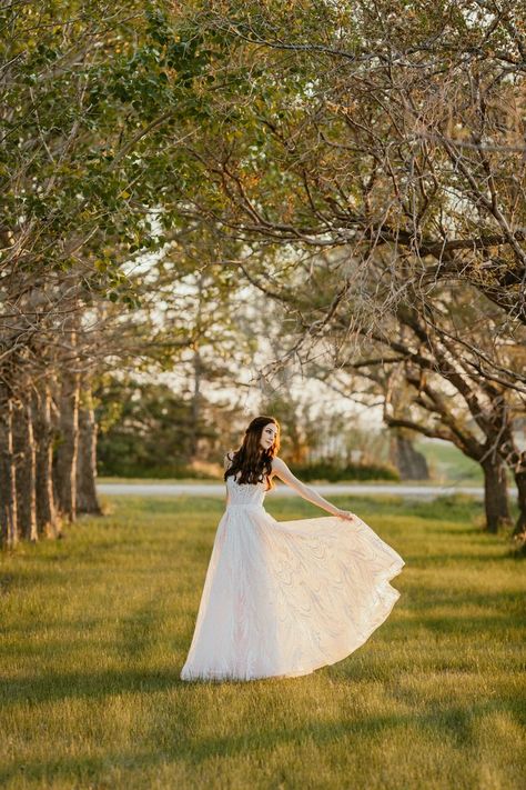 Prom Dress Photography, Senior Photo Inspiration, Prom Photography Poses, Grad Portraits, Photo Shoot Tips, Grad Photography, Grad Pictures, Senior Photography Poses, Prom Photoshoot