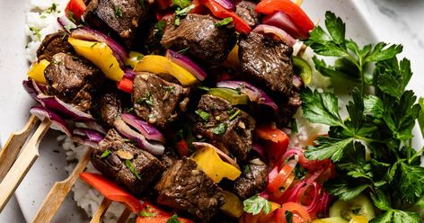 Learn how to make beef kabobs in oven so you can make it all year long. Marinade the beef, thread the skewers with veggies, bake in the & serve. No grill needed! Beef Skewers In Oven, Beef Kabobs In Oven, Kabobs In Oven, Beef Shish Kabob, Oven Roast Beef, Sirloin Roast, Baked Steak, Steak Kabobs, Beef Kabobs