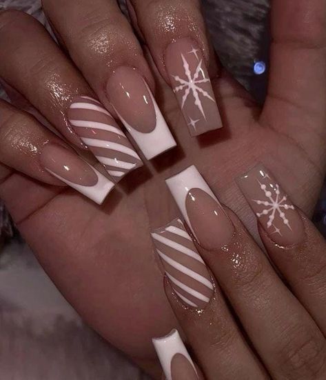 Nails Idea For Christmas, White Christmas Snowflake Nails, Nail Designs For Christmas Winter, Xmas White Nails, White Square Christmas Nails, Cute Winter Nails Designs, White Christmas Nails Ideas, Snow Flakes Nail Art, Y2k Christmas Nails Acrylic