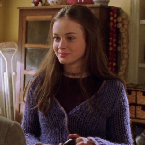 Rory Gilmore Style, Gilmore Girls Fashion, Gilmore Girls Outfits, Team Logan, Alexis Bledel, Lorelai Gilmore, Rory Gilmore, Girl Falling, Gilmore Girls