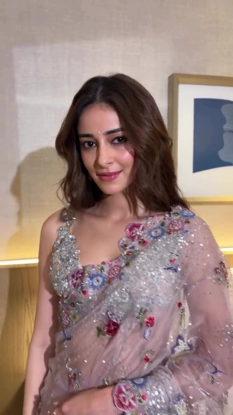 Ananya Pandey In Saree, Shivanya Naagin Saree, Ananya Pandey Outfits Indian, Disha Patani In Saree, Ananya Pandey Saree, Ananya Pandey Cute, Ananya Pandey Outfits, Saree Farewell, Engagement Hair