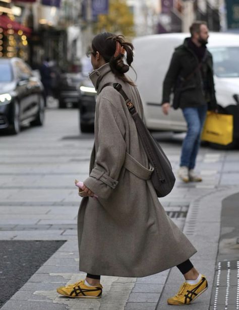 Gray Coat Street Style, Onitsuka Outfit, Cos Style, Trainers Outfit, Cold Outfits, Vibe Clothes, Coat Outfits, Mode Inspo, Fall Winter Outfits