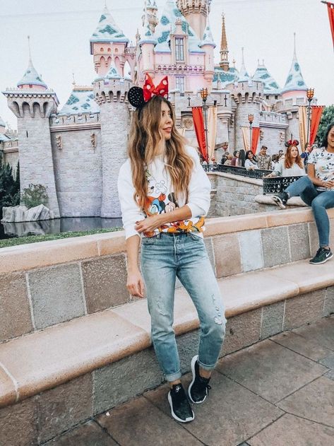 Explore trendy Disney outfits winter looks that are both comfy and magical for the cold season! Click the link to check prices on Amazon now. Cute Disney World Outfits Women, Comfy Disney Outfits, Disney Parks Outfits, Disneyland Travel, What To Wear To Disney, Disney Outfits Women, Theme Park Outfits, Disney Outfit Ideas, Disney Fits