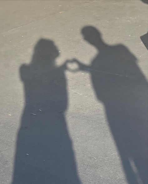 Couple holding one hand up each to make a heart with their shadows. Couple Photo Dump, Aesthetic Photos Couple, Aesthetic Sunny Day, Shy Couple, Couple Instagram, Couple Shadow, Heart Shadow, Self Photography, Bf Picture