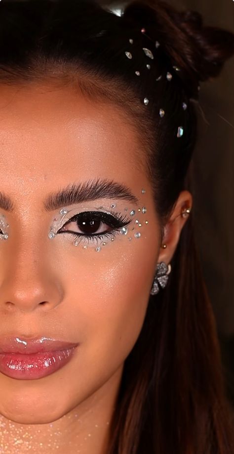 Glitter No Rosto, Dance Competition Hair, Makeup Carnaval, Carnaval Salvador, Festival Eye Makeup, With And Without Makeup, Festival Makeup Glitter, Face Crystals, Make Carnaval