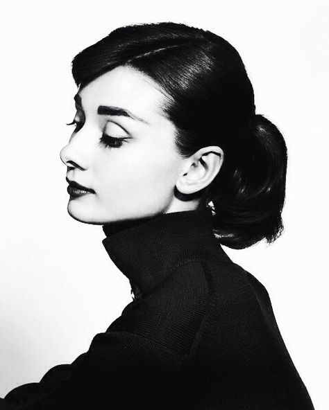 Audrey Hepburn in 1992. – @hepburndeneuvekelly on Tumblr Black And White Audrey Hepburn, Surrealism Ideas, Audrey Hepburn Tattoo, Audrey Hepburn Portrait, Audrey Hepburn Pictures, Portrait Series, Audrey Hepburn, Surrealism, On Tumblr