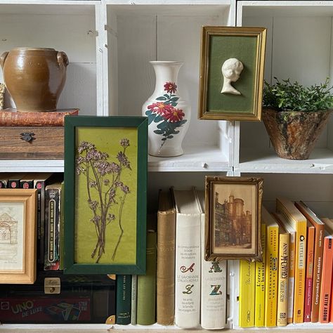 A tip I love for personalizing your space : Use wooden crates to create a unique, modular, and practical shelving unit. A clever storage solution that offers endless freedom to store and decorate as you please : books, vases, beautiful vintage finds, plants... To give it a maximalist style and visual dynamism for my eyes’ delight, I decided to hang frames on it like an integrated eclectic gallery wall. (Inspired by @sean_anthony_pritchard 😊) I also decided to place my TV on these crates. ... Maximalist Bookcase, Decorated Shelves, Shelf Styling Living Room, Yellow Couch, Bright Rugs, Maximalist Interior, Flat Decor, Eclectic Gallery Wall, Maximalist Style