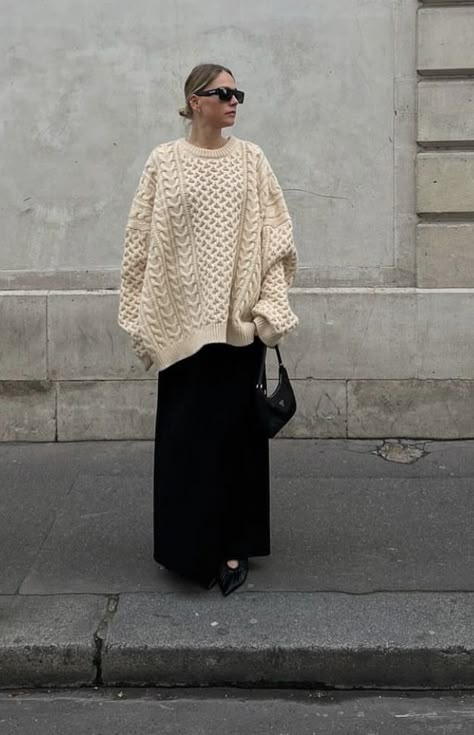 Big Sweater Work Outfit, Chunky Sweater Work Outfit, Cozy Library Outfit, Giant Sweater Outfit, Oversized Cable Knit Sweater Outfit, White Pullover Outfit Winter, Chunky White Sweater Outfit, White Chunky Sweater Outfit, Black Oversized Sweater Outfit