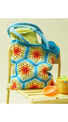 Great roundup of FREE Crochet Tote Bag Patterns! - Rainbow Hexagon Beach Bag Beachy Bag, Random Crochet, Beach Bag Pattern, Yarn Creations, Crochet Beach Bags, Crocheted Bags, Crochet Crowd, Crochet Fun, Crochet Tote Bag