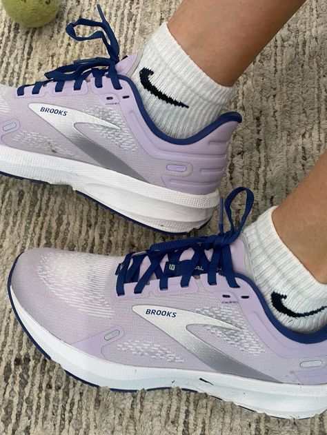 Cute Brooks Running Shoes, Running Shoes Aesthetic, Work Out Shoes, Shoes With Socks, Brooks Running Shoes Women, Running Shoes Brooks, Athletic Aesthetic, Shoes Board, Brooks Running Shoes