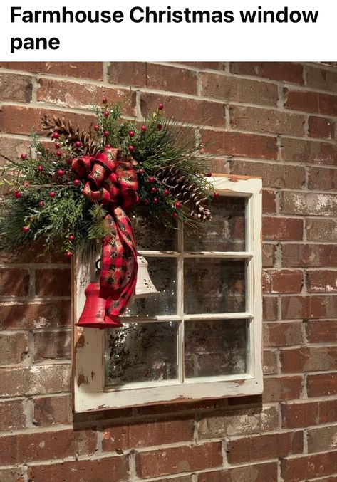 Christmas Old Window Decor, Indoor Ladder Christmas Decor, Old Windows Christmas Ideas, Farmhouse Christmas Window, Old Window Christmas Ideas, Indoor Window Christmas Decor Ideas, Rustic Windows, Old Window Crafts, Christmas Frames Diy