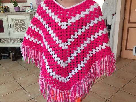 Tuto poncho, bb, enfant et adulte au crochet. Tuto poncho, tres sympa et surtout très facile a faire. ... ... ... Poncho Au Crochet, Knit Beanie Pattern, Crochet Baby Gifts, Crochet Poncho Free Pattern, Poncho Crochet, Poncho Knitting Patterns, Crochet Afghan Patterns Free, Crochet Heart Pattern, Poncho Pattern