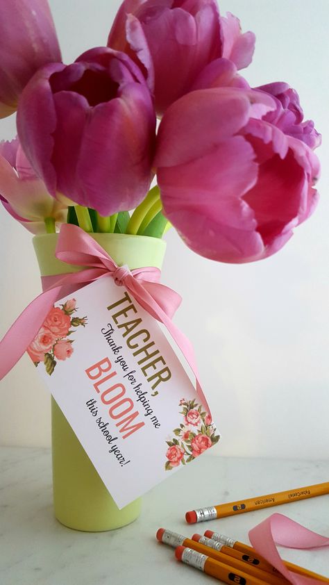 Teacher Appreciation Flowers – Easy Teacher Gift Idea Teacher Flowers Gifts, Teacher Appreciation Flowers Ideas, Teacher Appreciation Flowers, Flowers For Teachers, Year End Teacher Gifts, Teacher Appreciation Diy, Easy Teacher Gifts, Appreciation Gifts Diy, Teacher Treats