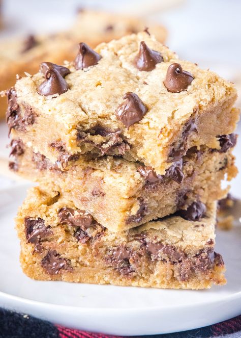 These Peanut Butter Chocolate Chip Bars combines creamy peanut butter with sweet chocolate in every chewy bite. Perfect for satisfying your cravings or sharing with loved ones, these bars are easy to make and absolutely delicious. Caramel Chocolate Chip Cookie Bars, Caramel Chocolate Chip Cookie, Caramel Chocolate Chip Cookies, Chocolate Chip Blondies, Caramel Bits, Chocolate Chip Bars, Country Cook, Chocolate Chip Cookie Bars, The Country Cook