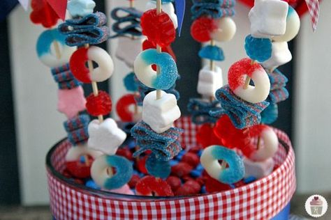 Patriotic Candy Skewers for the Fourth of   July. Can change color of candy for Halloween & Christmas   too! Candy Skewers, Bolo Da Hello Kitty, Patriotic Food, Happy Birthday America, 4th Of July Desserts, Fourth Of July Food, Patriotic Party, July Birthday, 4th Of July Celebration