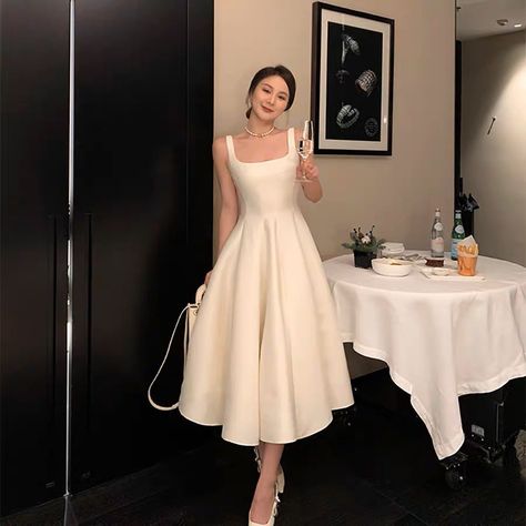 Civil Wedding Outfit The Bride Casual, Dress For Graduation University, Party Frock Designs, White Dress Aesthetic, Medium Length Dress, Short Graduation Dresses, White Dresses Graduation, White Flowy Dress, Vacation Outfits Women