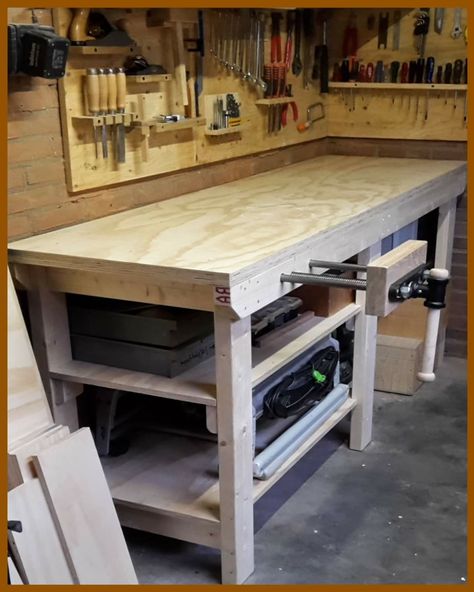 Work Shop Desk, Carpenter Workbench, Carpenter Workshop, Officine In Garage, Woodworking Plans Workbench, Garage Workshop Layout, Garage Workbench Plans, Building A Workbench, Garage Workshop Organization