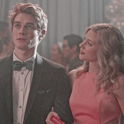 Barchie Riverdale, Betty And Archie, Archie And Betty, Riverdale Aesthetic, Riverdale Memes, Archie Andrews, Riverdale Cast, Betty Cooper, Lili Reinhart