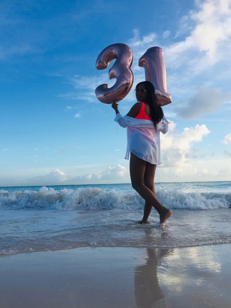 40th Birthday Beach Photo Shoot Ideas, Birthday Beach Pictures, Beach Birthday Photoshoot, Birthday At The Beach, Debut Photoshoot, Cute Birthday Pictures, Beautiful Photoshoot Ideas, Beach Birthday, Stylish Summer Outfits