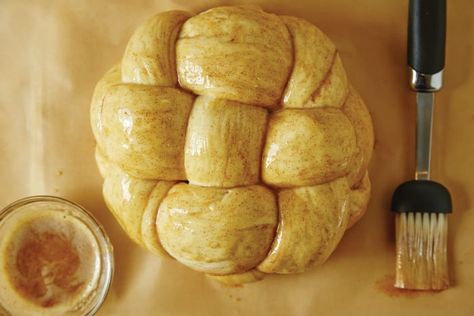 How To Shape and Stuff Round Honey Challah For Rosh Hashanah - Jamie Geller Rosh Hashanah Challah Recipe, Sukkot Recipes, Rosh Hashana Recipes, Cinnamon Sugar Recipes, Challah Recipe, Challah Bread Recipes, Jewish Holiday Recipes, Jewish Cuisine, Challah Bread