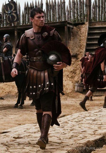 Full-length armor reference, the Eagle. Greek Leather Armor, Roman Centurion Armor, Greek Soldier Costume, Roman Leather Armor, Roman Empire Costume, The Eagle Movie, Ancient Roman Soldier, Roman Soldier Costume, Roman King