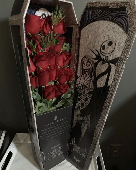 Nightmare Before Christmas Gift Ideas, Disney Basket Ideas, Nightmare Before Christmas Bouquet, Nightmare Before Christmas Gift Basket, Aesthetic Gift Box Ideas, Disney Gift Box, Christmas Gift Aesthetic, Dark Gifts, Halloween Roses