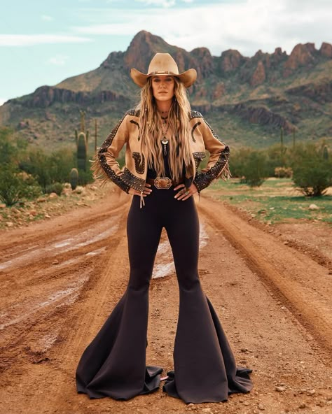 Lainy Wilson, Lainey Wilson Concert, Laney Wilson, Country Outfits Women, Nfr Outfits, Lainey Wilson, Best Country Singers, Girls Run The World, Western Wear Outfits