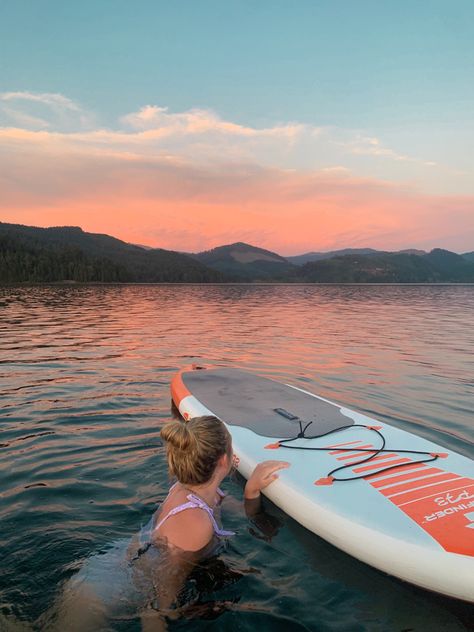 Tubbing Aesthetic, Lake Photo Inspiration, Kyacking Pictures, Pictures At The Lake, Lake Summer Vibes, Lake House Summer Aesthetic, Lake Mood Board, Pattle Boarding Aesthetic, Summer On The Lake