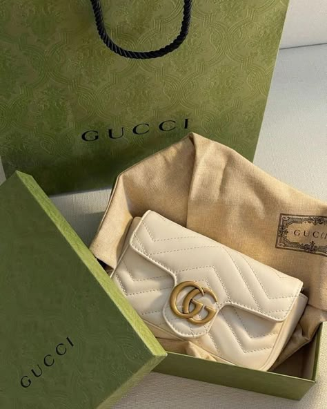 Gg Marmont Bag, Gucci Bag Dionysus, Luxury Bags Collection, Handbag Essentials, Girly Bags, Luxury Purses, 背景 シンプル, Fancy Bags, Bags Aesthetic