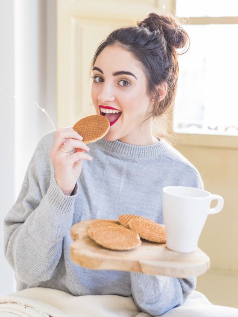 Happy woman in grey eating cookies Free Photo | Free Photo #Freepik #photo #freebackground #freefood #freehouse #freehand Cookies Photography, Women Eating, Cookie Drawing, Eat Cookies, Big Cookie, Personal Branding Photoshoot, Cake Pictures, People Eating, Branding Photoshoot